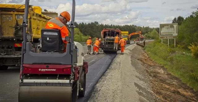 photo  la voie de gauche est élargie de 50 centimètres dans les deux sens de circulation sur la a28 entre ecommoy et parigné-l’évêque.  &copy;  afp/guillaume souvant 