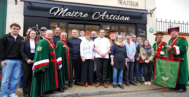 photo  laurent et béatrice berthier, accompagnés d’une partie de leurs salariés et proches ainsi que des membres de la confrérie des rillettes sarthoises.  &copy;  ouest-france 