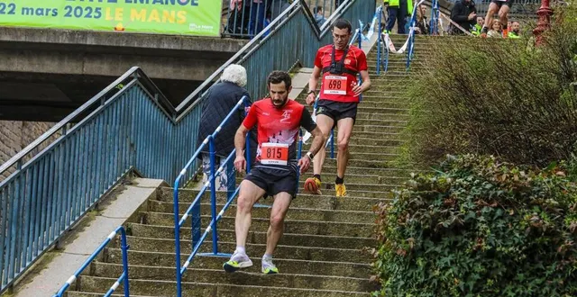 photo  parti en groupe compact, le groupe de tête du 19 km a rapidement désigné ses favoris dans les marchesdu vieux-mans hier.  &copy;  le maine libre 