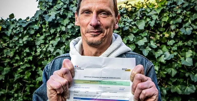 photo  la bonne nouvelle est arrivée le 7 février pour alban gaumont, 50 ans, détenteur depuis ce jour-là du permis de conduire.  &copy;  photo le maine libre - yvon loué 