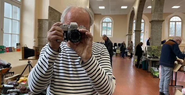 photo  alain loisel a fait le chemin depuis granville (manche) pour vendre sa collection de matériel photo.  &copy;  ouest-france 