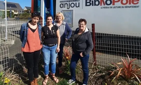 photo  les bénévoles de la bibliothèque – de gauche à droite : aude, floriana, pascale et élisabeth – lors du passage du bibliobus. ?  &copy;  co 