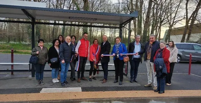 photo  la municipalité saint-augustinoise a procédé à l’inauguration d’ombrières photovoltaïques, ainsi que de l’arrêt de cars, rue de saint-léger.  &copy;  co 