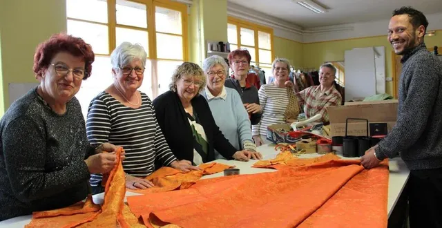 photo  de gauche à droite : micheline mutrelle, annie arostégui, nathalie blavette, michèle massinot, geneviève lefèvre, marie-josée burel, fabienne lhuissier et julien humeau.  &copy;  ouest-france 