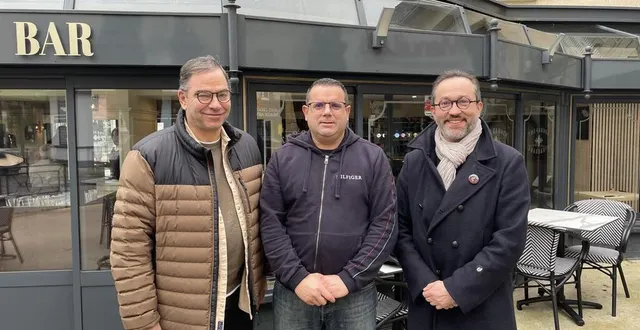 photo  dominique romain et guillaume gravier, du comité les fusillés des riaux, entourent jean-philippe barré, originaire de boucé, qui leur a confié des documents familiaux.  &copy;  ouest-france 