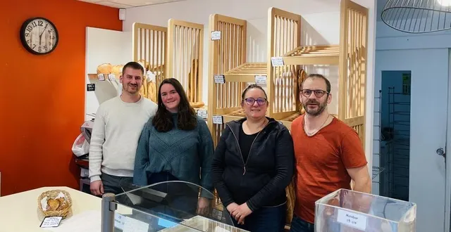 photo  nadia et pierre-yves maugin aux côtés de mathis et manon, les nouveaux boulangers de la ménitré.  &copy;  co. 