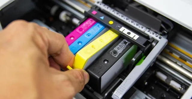 photo  les cartouches d’encre d’imprimantes se recyclent et sont collectées dans des boites mis à disposition par une association sarthoise.  &copy;  getty images/istockphoto 