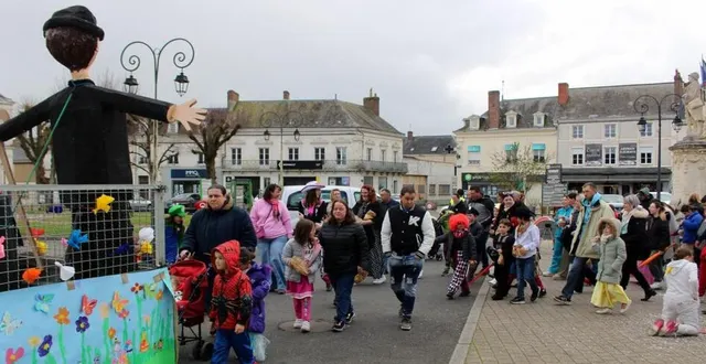 photo  une foule nombreuse a suivi le bonhomme carnaval dans les rues de mayet  &copy;  le maine libre 