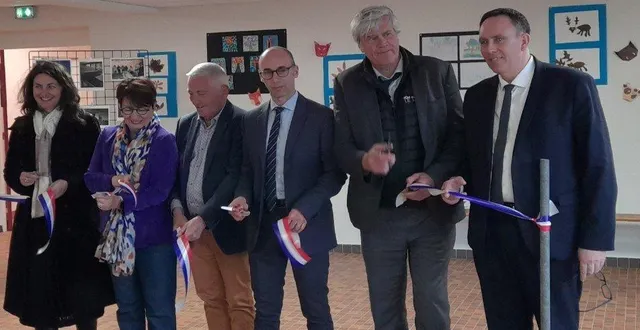 photo  dans le préau couvert flambant neuf, on coupe le ruban.  &copy;  le maine libre 