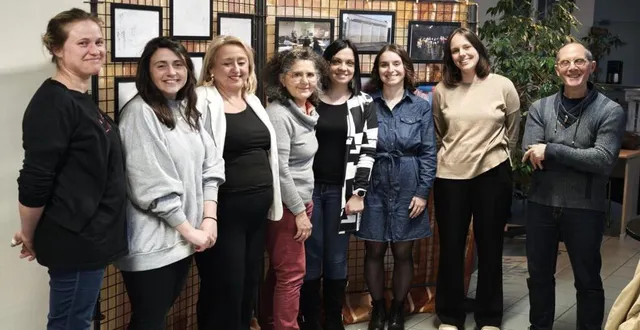 photo  les différents partenaires devant le panneau présentant l’élaboration de la fresque.  &copy;  ouest-france 