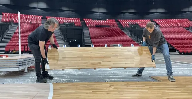 photo  le parquet de basket loué par anova s’installe comme un grand puzzle.  &copy;  ouest-france 