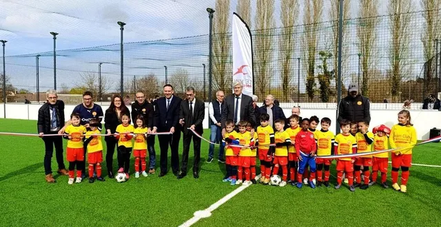 photo  les jeunes du club ont participé à l’inauguration après leur entraînement du matin.   &copy;  le maine libre 