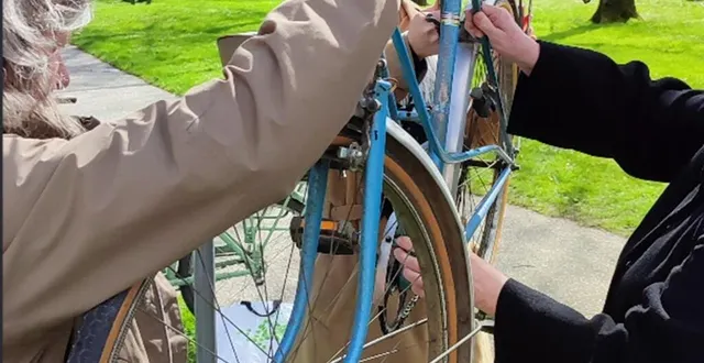 photo  les repair vélos sont l’occasion d’apprendre à effectuer des petites réparations sur sa bicyclette.  &copy;  médiathèque argentan interco 