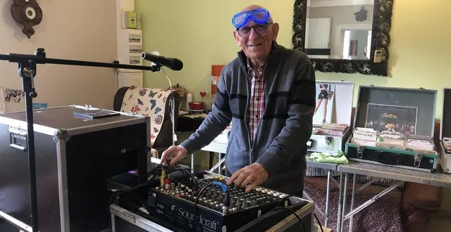 photo  jean-michel dublanc, dj à 78 ans. chez lui, à thoiré-sur-dinan, une pièce entière est consacrée à sa musique.  &copy;  le maine libre 