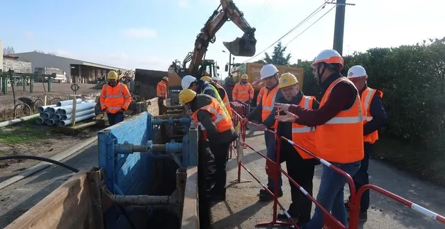 photo  beaufort, boulevard des entrepreneurs, le 14 mars 2025. visite de chantier pour le président philippe chalopin et des élus de baugeois-vallée. les canalisations à changer sont situées à quatre mètres sous terre.  &copy;  co – agathe le nueff 