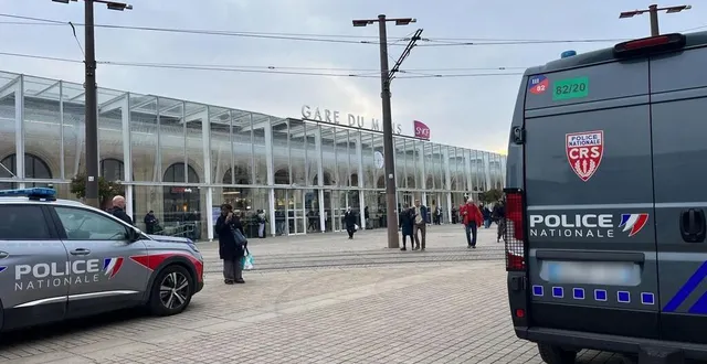 photo  plusieurs véhicules de crs et de la police nationale étaient stationnés devant la gare du mans ce mardi 25 mars 2025.  &copy;  ouest-france 