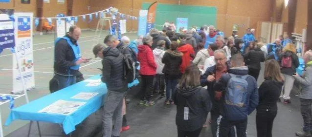 photo  dimanche matin, les participants à la randonnée mars bleu étaient accueillis à la salle belle-roche, avant les départs qui s’échelonnaient de 8 h 30 à 10 h 30.  &copy;  co 