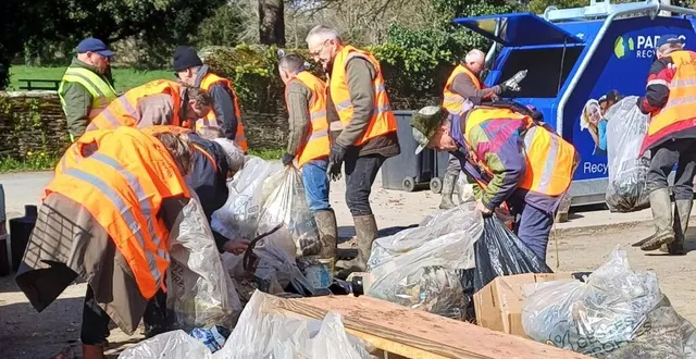 photo  l’opération de nettoyage s’est notamment déroulée sur la rive droite à bouchemaine.  &copy;  co 
