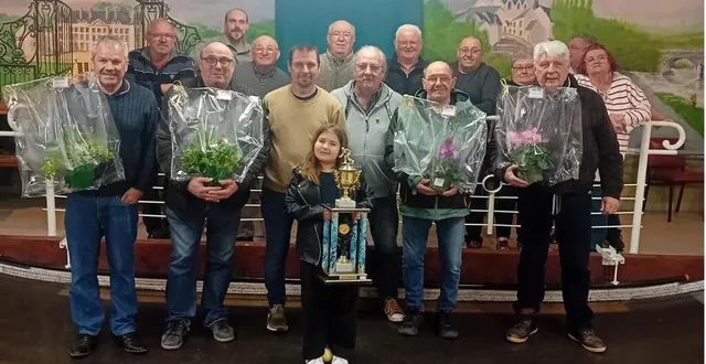 photo  samedi 15 mars, la société du milieu à mazé a organisé la finale du challenge du p’tit resto. seize équipes y ont participé. après un repas préparé par franck ledru, patron du p’tit resto, l’équipe d’andré dalibon l’a emporté face à celle de georges meffray, sur le score de 12 à 3. le prochain rendez-vous sera le challenge serge-chevalier, en hommage à un sociétaire bien connu au milieu aujourd’hui disparu.  &copy;  co 