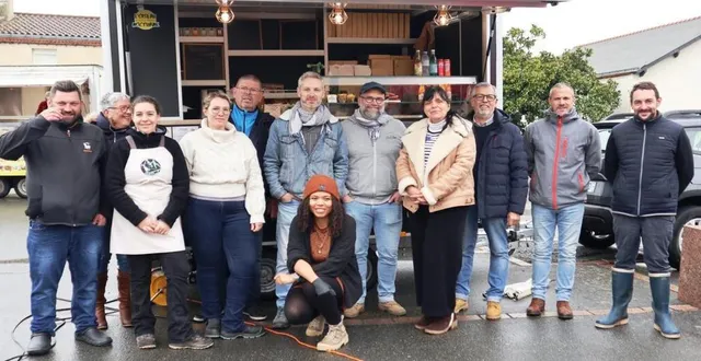 photo  après près de six ans d’existence, le marché dominical est en pleine évolution. dimanche, les commerçants habituels, jean-paul olivarès, maire et l’un de ses adjoints, olivier bacle, ont réservé un accueil chaleureux à trois nouveaux commerçants : un boulanger, une pâtissière et une vendeuse de spécialités du sud-ouest. sensible à la multiplicité de l’offre, la clientèle ne cesse de croître.  &copy;  co 