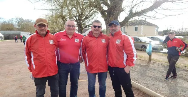 photo  jean-noël tournier, le nouveau président, aux côtés de christophe cheneau et david renou, sponsors officiels, et daniel paris, arbitre.  &copy;  le maine libre 