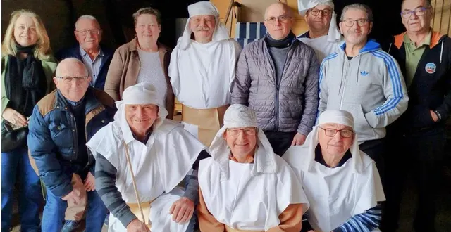 photo  une partie des bénévoles devant le char qui sera dévoilé le jour du carnaval.  &copy;  le maine libre 