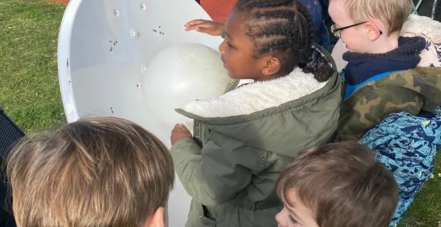 photo  les enfants ont pu approcher au plus près des œuvres.  &copy;  le maine libre 