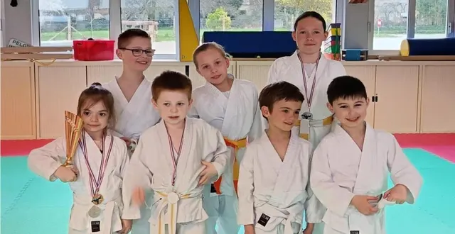 photo  les sept jeunes judokas ont arboré fièrement coupe et médailles.  &copy;  gaëlle assier 