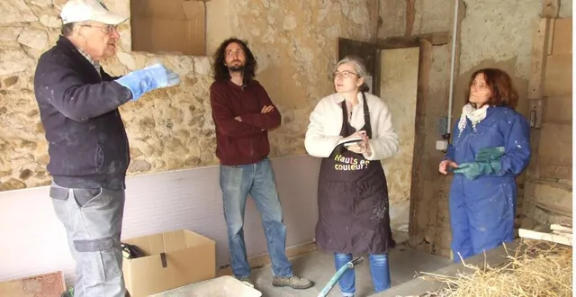 photo  patrick dejust enseigne les rudiments de la construction en terre.  &copy;  ouest-france 