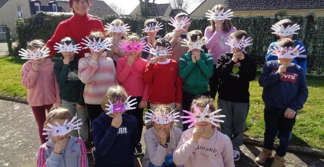 photo  « en allemagne et en autriche, pays d’origine de notre assistante de langue allemande andrea, le carnaval est une grande fête populaire. nous avons fabriqué des masques pour faire comme eux », rigolent les élèves de cm1 et ce2 de l’école le petit nicolas.  &copy;  ouest-france 