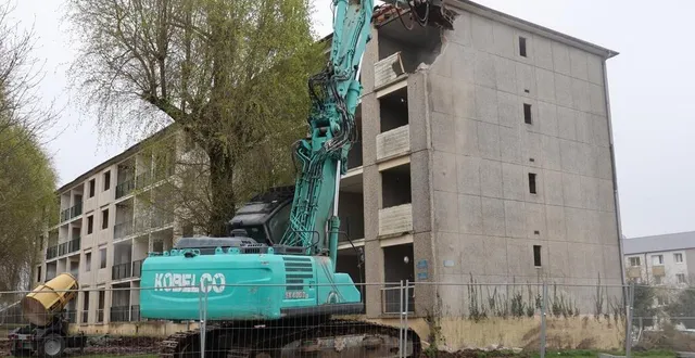 photo  la démolition de quatre immeubles dans le quartier du pont-féron, à flers, a été lancée mardi 25 mars 2025.  &copy;  ouest-france 