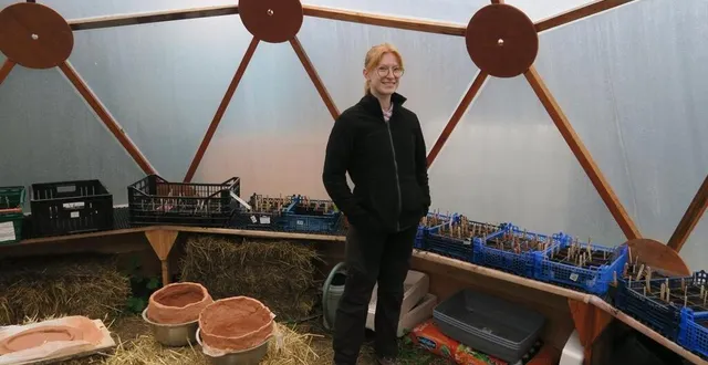 photo  pauline nicolas est heureuse de voir que les écoliers pourront voir grandir leurs plants avant de les mettre en terre.  &copy;  ouest-france 