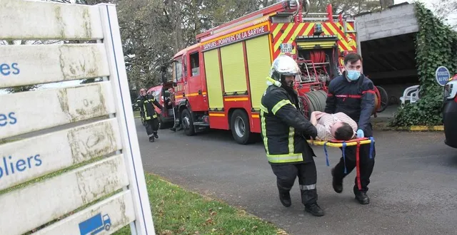 photo  les pompiers ont évacué progressivement les fausses victimes du bâtiment les aulnes, à sablé-sur-sarthe (sarthe), mardi 25 mars 2025, dans le cadre d’un grand exercice sur le site de l’ehpad de la martinière.  &copy;  ouest-france 