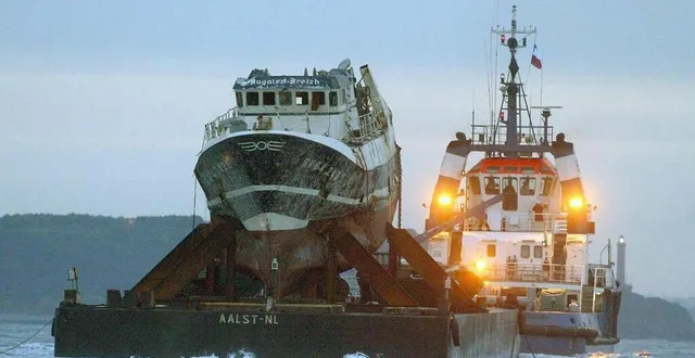 photo  l’épave du « bugaled breizh », lors de son renflouement, à l’été 2004.  &copy;  vincent mouchel/ archives ouest-france 