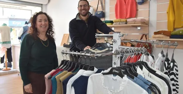 photo  c’est tout naturellement que tounsia passe la main à karim.   &copy;  le maine libre 