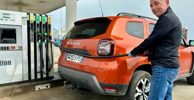 photo  à la station essence du super u de sainte-jamme-sur-sarthe, francis a le sourire. mais il aimerait que l’essence soit encore moins chère.  &copy;  le maine libre 