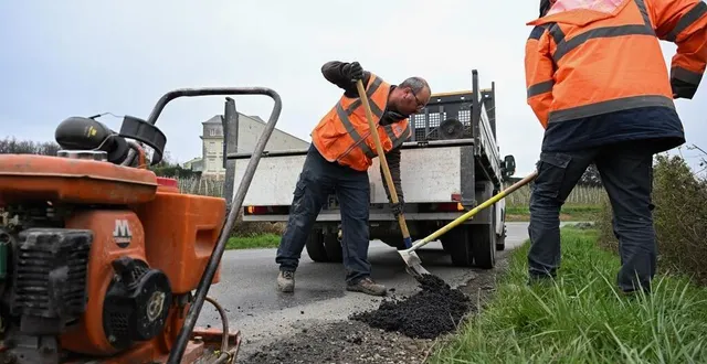 photo  des agents de la communauté de communes loire-layon-aubance réparent les routes. après une année très pluvieuse, les pluies ont fortement endommagé la chaussée.  &copy;   co – josselin clair 