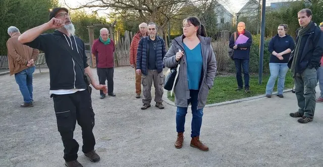 photo  franck brebion et laurence coïa présentent les différents espaces du parc henri-goude où seront positionnées les animations de la fête médiévale.  &copy;  le maine libre 