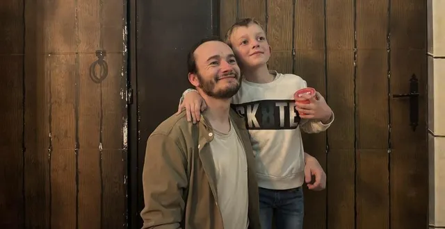 photo  benoît, maestro de « n’oubliez pas les paroles », avec gabriel, 9 ans, lors de la soirée karaoké, près d’angers.  &copy;  ouest-france 