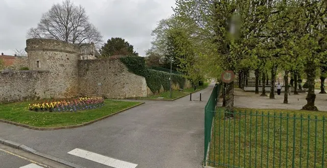 photo  c’est dans cette ruelle qu’un homme de 45 ans a uriné devant trois collégiens, le 27 janvier 2025, à mortagne-au-perche.  &copy;  google street view 