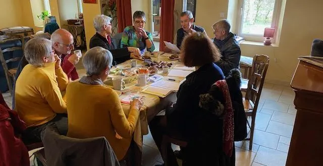photo  ils sont une dizaine d’adhérents à préparer une randonnée autour du gr de pays de la vallée du loir.   &copy;  le maine libre 