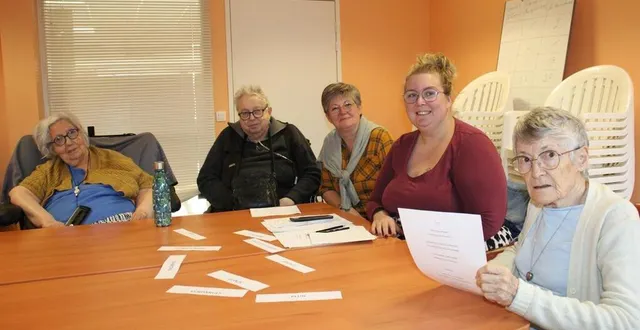 photo  de gauche à droite : jeanne, yves, rachel, ophélie et paulette ont mis un point final, mardi, à la poésie qu’ils adressent pour le concours.  &copy;  ouest-france 