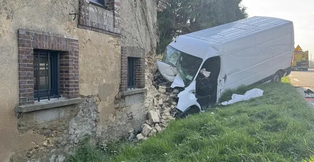 photo  la fourgonnette a terminé sa course dans une maison, à mâle.  &copy;  ouest-france 