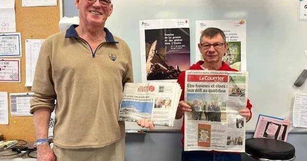 photo  les deux correspondants de presse, philippe lequeux pour ouest-france (à gauche) et patrick fouquet, pour le courrier de l’ouest, sont venus expliquer leur rôle et leurs missions aux enfants de cm2 de l’école saint-louis.  &copy;  ouest-france 