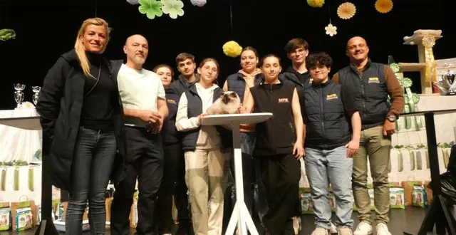 photo  des jeunes de la mfr avec leur professeur et leur directrice.  &copy;  ouest-france 