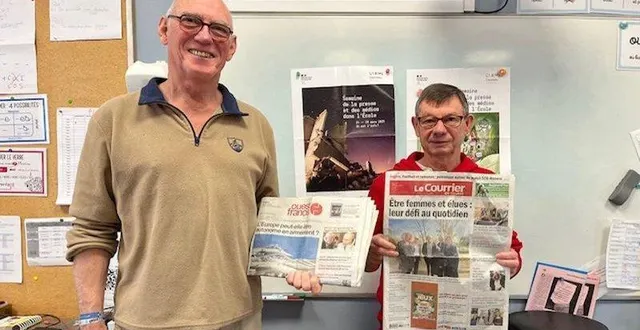 photo  dans le cadre de la semaine de la presse, les correspondants de la commune, philippe lequeux pour ouest-france (à gauche) et patrick fouquet pour le courrier de l’ouest (à droite), sont intervenus dans la classe des élèves de cm2 de l’école saint-louis.  &copy;  co 