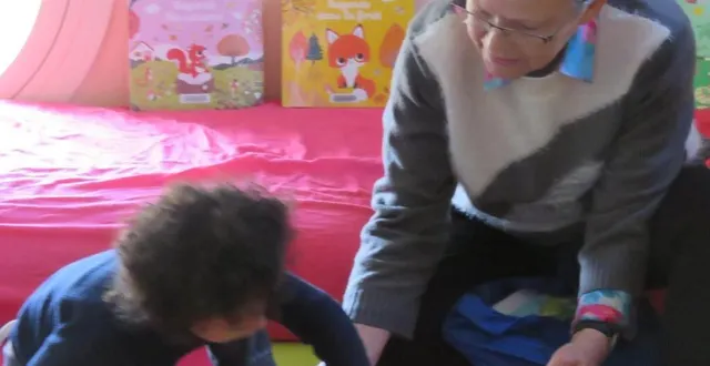 photo  odile, bénévole à la bibliothèque de saint-saturnin avec kayden, 3 ans.  &copy;  le maine libre 