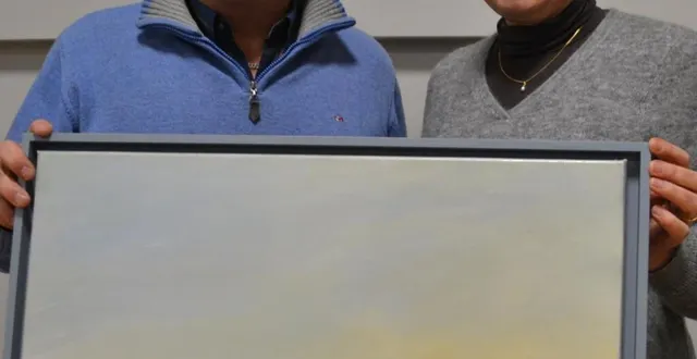 photo  jean-claude plaetevoet, président pendant dix-huit ans de slc, a reçu une toile de michel hivert.  &copy;  le maine libre 