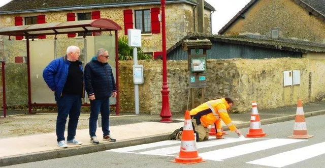 photo  « il a fallu attendre patiemment que le temps soit sec plusieurs jours d’affilée, mais ça y est, nos passages piétons sont enfin prêts », s’est réjoui le maire, patrick manuel, ce lundi.  &copy;  mairie courgains 