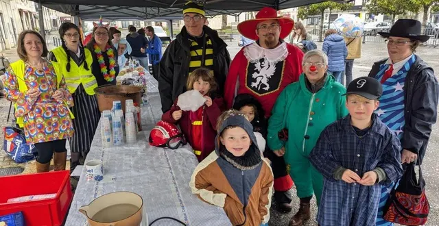 photo  dimanche, l’amicale laïque des écoles publiques organisait le carnaval des écoles, qui, malheureusement, a dû être écourté par une averse. néanmoins, les organisateurs étaient très satisfaits à plus d’un motif. « la place de l’église était noire de monde au moment où le cortège s’est élancé. nous avons été surpris de voir autant de monde. ça nous motive », confie claire lecoq, présidente. le bonhomme carnaval, à l’effigie de charlie chaplin, construit par des élèves de l’école jules-ferry, a reçu l’aide, dans sa conception, des résidents de l’ehpad des chevriers.  &copy;  ouest-france 